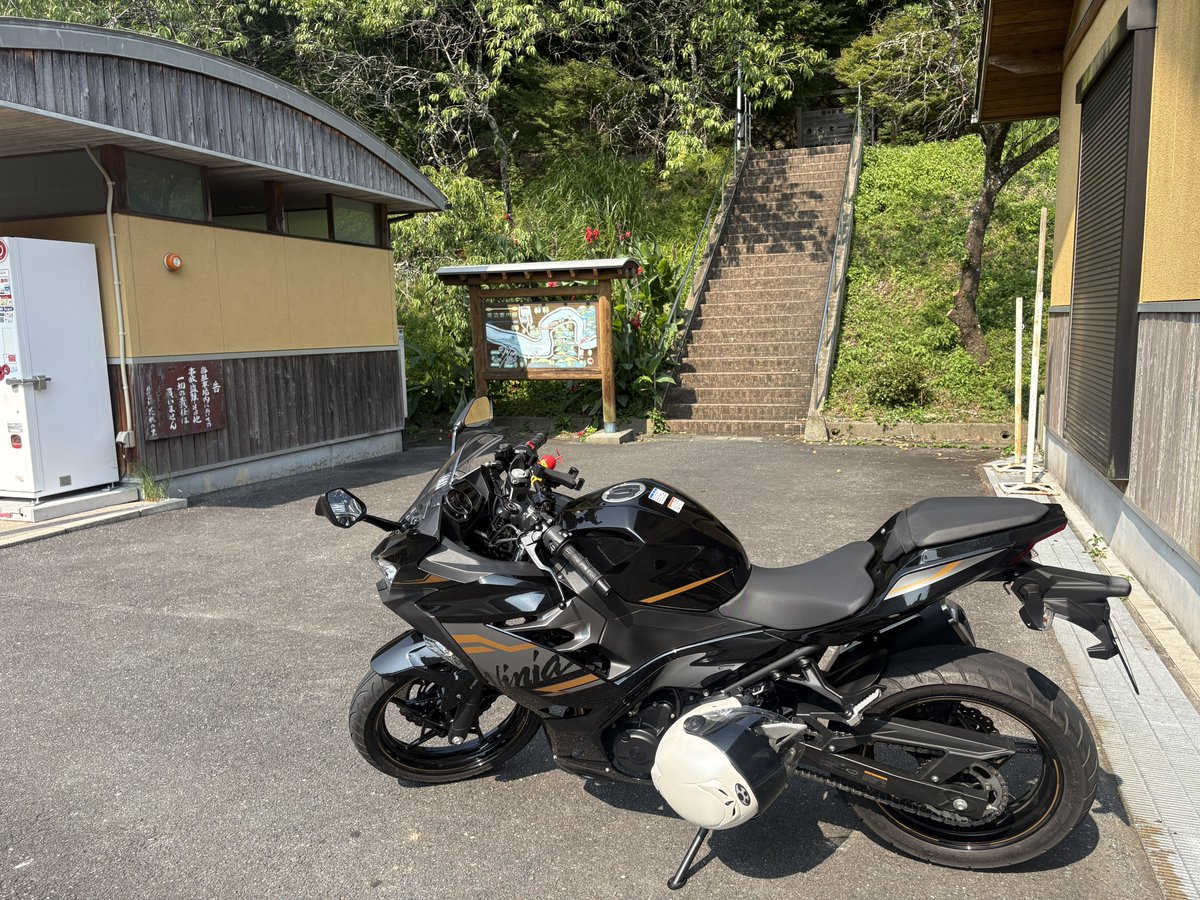 sobumoto's tweet photo. 酷暑日一歩手前の天竜は最高気温39.8度。
HYDOのウチミズライディングジャケット&amp;パンツでも走行中以外、特に信号待ちや渋滞ではラジエーターファンも周り熱風が！🥵
この暑さではソフトクリームはすぐ溶けてしまうと判断し断然。氷入りのアイスコーヒーはあっという間に飲み干しすぐ帰路につきました https://t.co/1A7TIVmi3Q