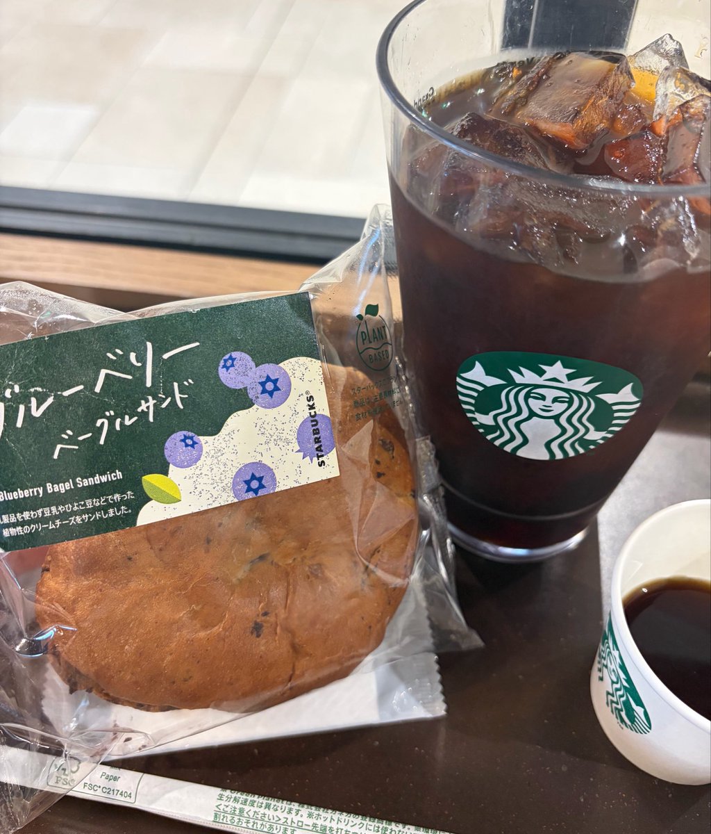 ayamiyo344's tweet photo. 朝1でカフェ行って勉強して、友達と遊んで働くって流れが1番好きᕦ(ò_óˇ)ᕤ
スタバのブルーベリーベーグルサンド美味しすぎてほぼ毎回食べてる。あとセブンの砂肝のサラダボウル？みたいなやつとゆで卵ブロッコリーむね肉が入ったカップもほぼ毎日食べてる🫶> ̫<♩飽きたらこの週間やめるჱ̒ ᴖ⩊ᴖ ） https://t.co/5hiXpqQvWp