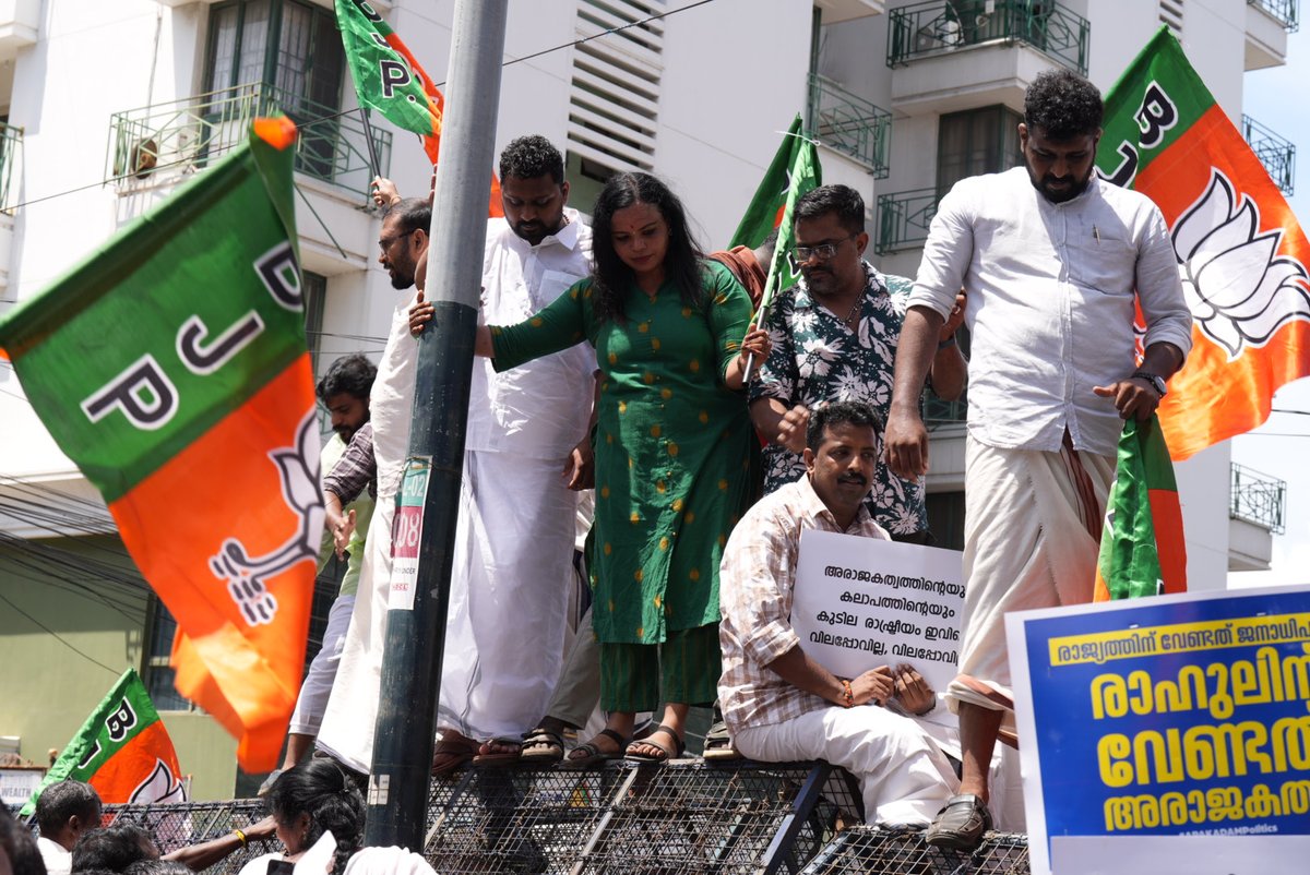 BJP4Keralam's tweet photo. രാജ്യത്ത് അരാജകത്വം സൃഷ്ടിക്കാൻ ലക്ഷ്യമിട്ട് ഡൽഹിയിൽ പ്രധാനമന്ത്രിയുടെ വസതിക്ക് മുന്നിൽ കോൺഗ്രസ് അഴിച്ചുവിട്ട അക്രമ രാഷ്ട്രീയത്തിൽ പ്രതിഷേധിച്ച് ബിജെപി സംസ്ഥാന കമ്മിറ്റിയുടെ നേതൃത്വത്തിൽ കെപിസിസി ഓഫീസിലേക്ക് വൻ പ്രതിഷേധ മാർച്ച് സംഘടിപ്പിച്ചു.

ബിജെപി സംസ്ഥാന അധ്യക്ഷൻ ശ്രീ രാജീവ് ചന്ദ്രശേഖർ എംഎൽഎ മാർച്ച് ഉദ്ഘാടനം ചെയ്തു.

ബിജെപി നിയമസഭാ കക്ഷി നേതാവ് ശ്രീ ബി ബി ഗോപകുമാർ, കഴക്കൂട്ടം എംഎൽഎ ശ്രീ വി മുരളീധരൻ, മുൻ സംസ്ഥാന അധ്യക്ഷന്മാരായ ശ്രീ കുമ്മനം രാജശേഖരൻ, ശ്രീ പി കെ കൃഷ്ണദാസ്, സംസ്ഥാന ജനറൽ സെക്രട്ടറിമാരായ അഡ്വ എസ് സുരേഷ്, ശ്രീ അനൂപ് ആന്റണി, സംസ്ഥാന ഉപാധ്യക്ഷൻ ശ്രീ കെ സോമൻ, അഡ്വ ഷോൺ ജോർജ്, തിരുവനന്തപുരം നഗരസഭാ മേയർ അഡ്വ വി വി രാജേഷ്, ഡെപ്യൂട്ടി മേയർ ശ്രീമതി ആശാനാഥ്, തിരുവനന്തപുരം സിറ്റി ജില്ലാ അധ്യക്ഷൻ ശ്രീ കരമന ജയൻ തുടങ്ങിയ പ്രമുഖ നേതാക്കളും സംസ്ഥാന-ജില്ലാ കാര്യകർത്താക്കളും പ്രതിഷേധത്തിൽ അണിനിരന്നു.

കോൺഗ്രസിന്റെ ജനാധിപത്യവിരുദ്ധ നിലപാടുകൾക്കെതിരെ ശക്തമായ ജനരോഷമാണ് മാർച്ചിൽ ഇരമ്പിയത്.

#APAKADAMPolitics