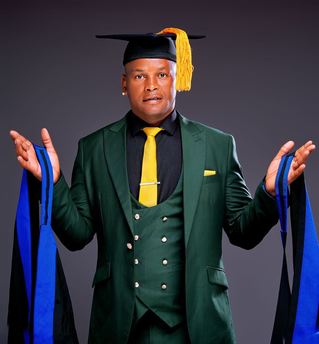 molwantwa_sambo's tweet photo. Know your Tsonga Musicians.

Mayengani Benny Baloyi known by known as President Benny Mayengani, is a South African Xitsonga singer born at Shakeela Bolobedu. He rose to fame following the release of his debut studio album Tiba Ben in 2011.

He is also a politician who was an official of the Johannesburg Chamber as PR Councilor of City of Johannesburg accounted by EFF in 2016.
 In  2020 he joined Limpopo ANC and In June 2023, he opened his own Political Party AADP which he letter resigned as leader. 

He is the first Tsonga Artist to fill Giyani Stadium. 

Some of his hits songs includes Tiba Ben, Swa nifanela, A wu na mali shem. He's the most consistent Tsonga Artist of all times with a strong fan base.