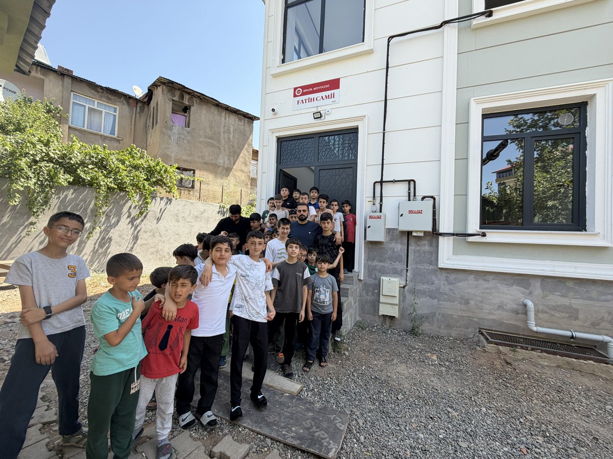 EnessAslan_'s tweet photo. 📍 Yeni Mahalle Fatih Camii

Yaz Kur’an Kursu’nda Kur’an-ı Kerim öğrenen kıymetli kardeşlerimizle bir araya geldik. Muhabbet ettik, ikramlarımızı paylaştık, onların samimiyetine ve yüzlerindeki tebessüme ortak olduk.

Rabbim, evlatlarımızı Kur’an’ın rehberliğinde yetişen, vatanına ve milletine faydalı hayırlı nesiller eylesin. Emeği geçen hocalarımıza teşekkür ediyorum.
@bayram4342 @Muhammed_fd 
#AKGençlikBingöl #YazKuranKursları #YeniMahalleFatihCamii #GeleceğimizGençler