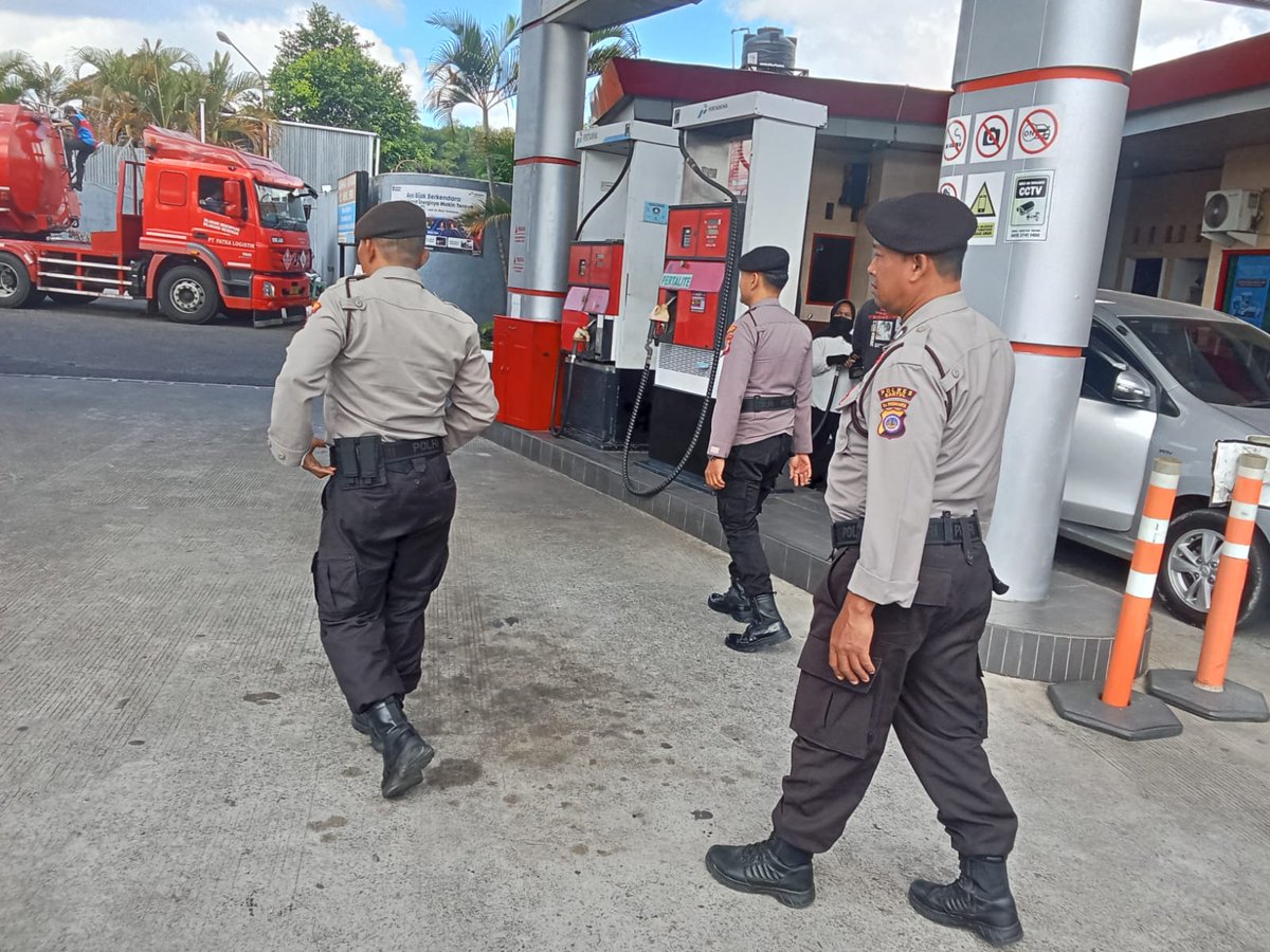 PiyunganPolsek's tweet photo. Anggota unit samapta polsek piyungan di pimpin Ipda Gandung Sugiyanto, S.H. melaksanakan patroli, cegah gangguan kamtibmas sambang perbankan, pemukiman dan SPBU agar situasi kamtibmas wilayah piyungan tetap kondusif (22/7/2026)
#polriuntukmasyarakat
#patroli
#polsekpiyungan https://t.co/c2hCrWgJs1