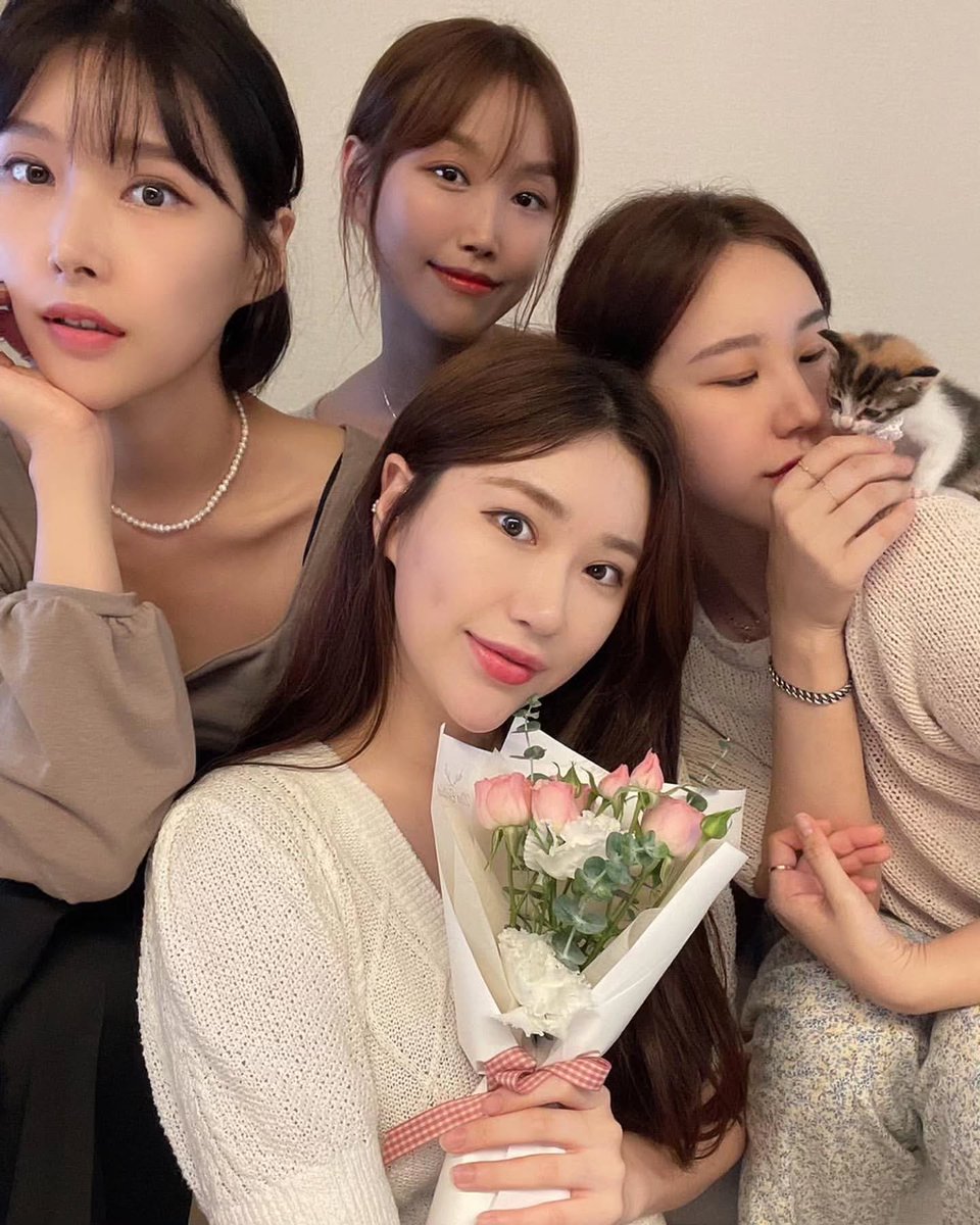 Yuna4sa's tweet photo. 日々の小さな悩みや出来事を話し合いながら過ごす午後。可愛い子猫も加わり、穏やかで満たされた一日になった。 https://t.co/rv7mBbLhIS