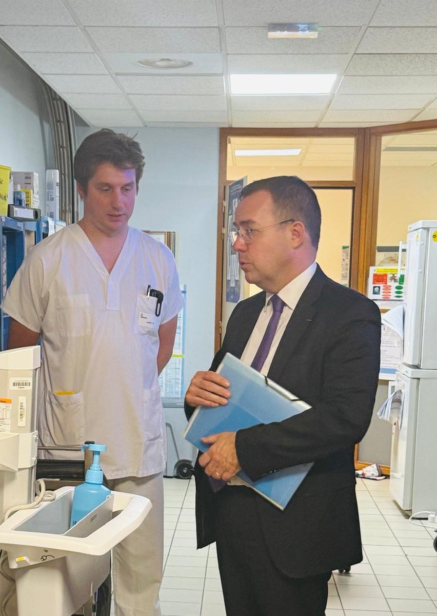 Prefet44's tweet photo. #Santé Le préfet Laurent Hottiaux s'est rendu au #SAMU44 et aux urgences pour saluer des équipes fortement mobilisées au service de la population durant les épisodes de canicule. Nous leur devons notre reconnaissance ! https://t.co/sgcMy97vrr