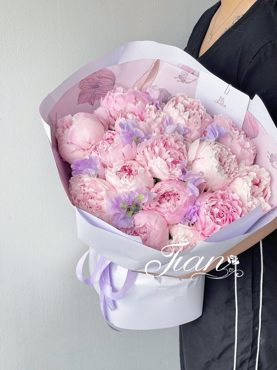 1amiah_'s tweet photo. My morning commute turned into a lovely surprise—stumbled on a tiny flower shop by the subway exit, and now my bag’s full of fresh peonies ， https://t.co/ON95wqKVHz