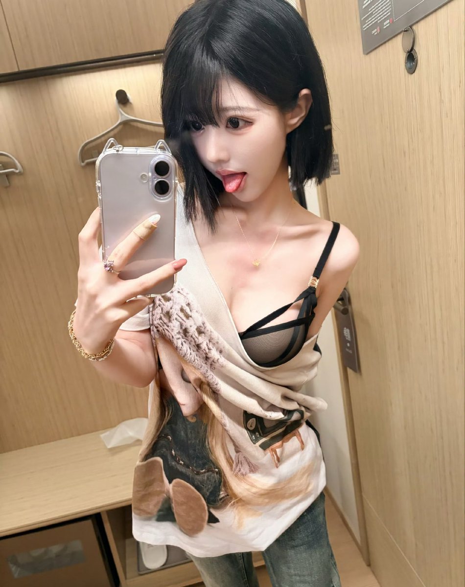 d9xumu's tweet photo. 是不是要擦边露点才有流量，如果是的话那我只能满足你们了
#女大 #反差 https://t.co/0BhnRobMzm