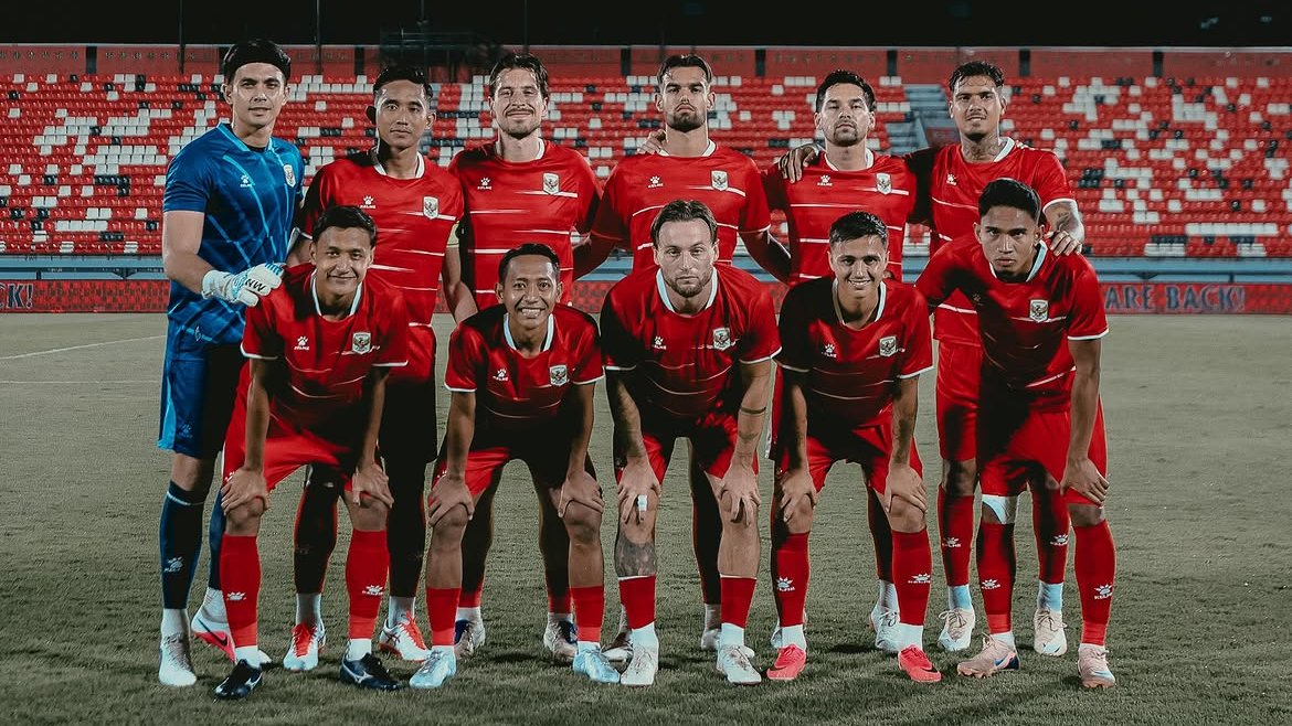 TimnasXtra's tweet photo. 🇮🇩 | 𝑺𝒕𝒂𝒓𝒕𝒊𝒏𝒈 𝑿𝑰 vs Bali United:

GK: Nadeo
DF: Sandy, Ridho, Shayne
MF: Eliano, Klok, Haye, Dony Tri
FW: Beckham, Raven, Marselino

Can this team win the AFF Cup? 🤔