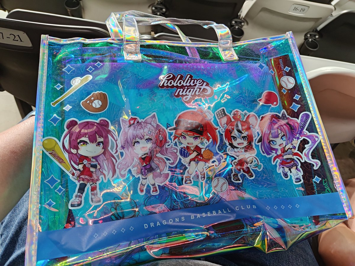 urakagi's tweet photo. 人生初めてのグッズ購入！
#ホロライブナイト https://t.co/o418voypvE