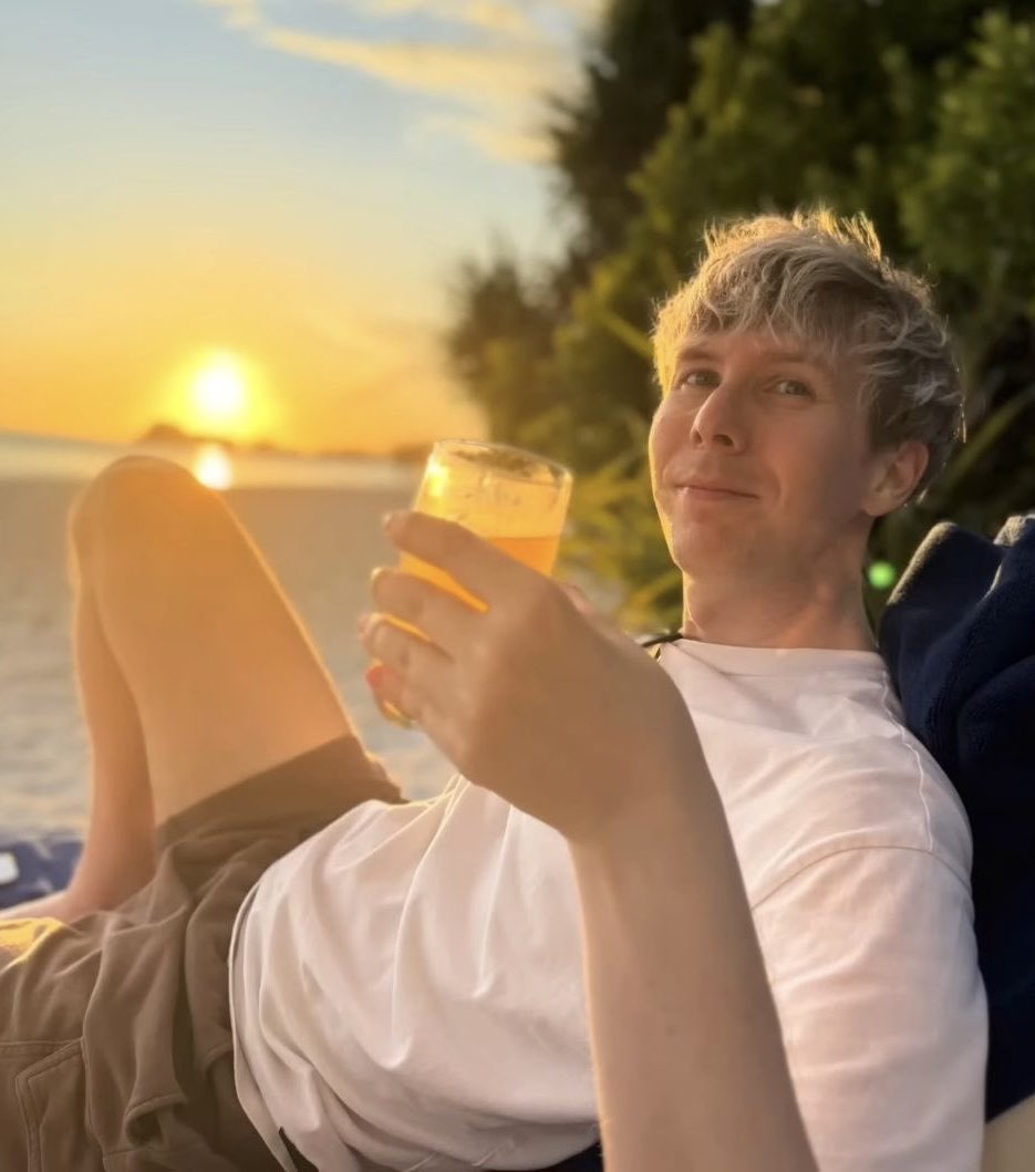 applecardss's tweet photo. Pictures of Phil taken by Dan are so important to me..That’s his boyfriend https://t.co/cZHW4G2r6S