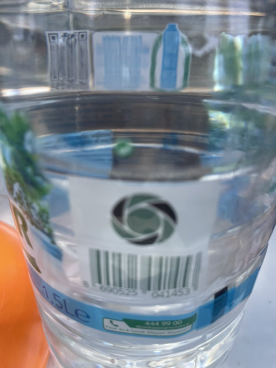 locked2target's tweet photo. 1₺ iade edecekler diye suya en az 2₺ zam yaptılar. Carrefour içindeki iade makinesi hep arızalı!! Almanya’da örneğini gördüm 0,25€ iade alıyordun ve orada çıkan barkodlu fiş ile markette alışveriş yapabiliyorsun yani bizdeki uygulama çok saçma olmuş!!! https://t.co/cpqDjXdhiS https://t.co/ehXcv4GCHG