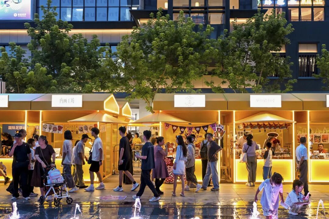 BeijingEvening's tweet photo. 夏日的北京东城区各大商圈人流如织
In summer, the major commercial districts of Beijing's Dongcheng District are bustling with crowds. #beijingservice #beijingtravel #funinbeijing https://t.co/4qetCbtmPv