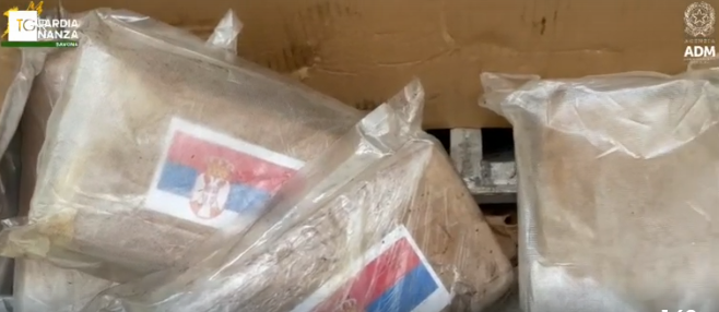popovic_predrag's tweet photo. Italijanska policija zaplenila tovar kokaina, vredan 250 miliona evra. Na paketićima se nalazila zastava Srbije.
Opet udar na osnovnu privrednu delatnost Vučićevog kartela. https://t.co/rO8aWLSHyp