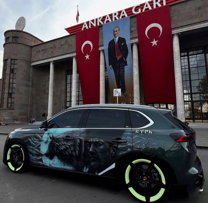 Turkicultures's tweet photo. Bir Türk vatandaşının bozkurt ve Atatürk silüetiyle kaplattığı aracı beğeni topladı. https://t.co/u2WPi3Iiq5