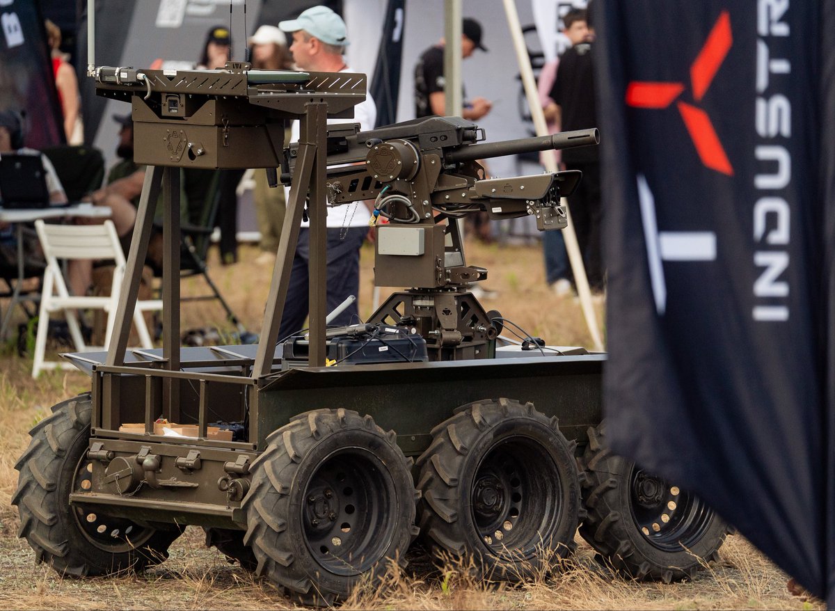 devdroid_tech's tweet photo. Recently, the DevDroid team took part in the second large-scale “Built for the Future” Demo Day, organized by the Technological Forces of Ukraine.

We showcased the Droid TW 40 wheeled reconnaissance and strike UGV🙌🏽 https://t.co/jXs2hrgih8