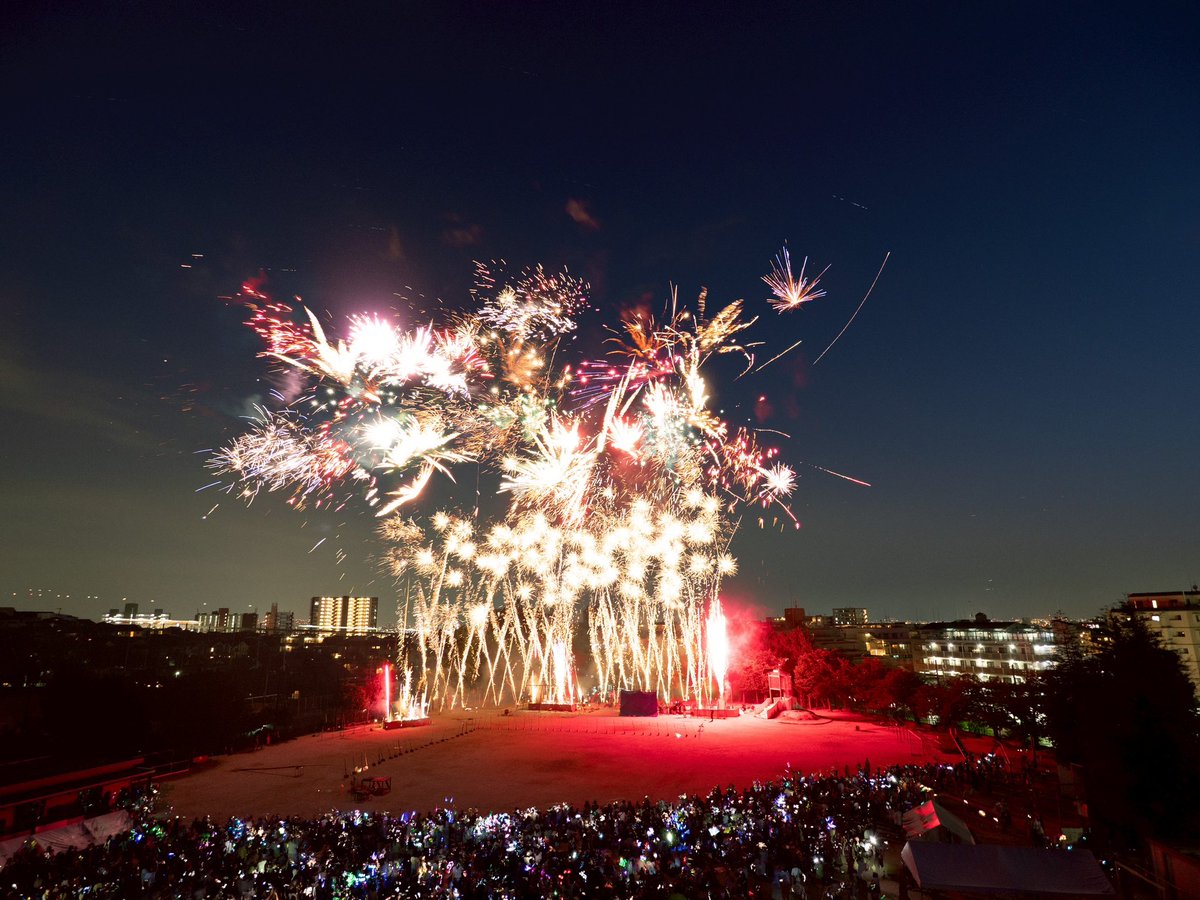 shoji_oyaji's tweet photo. 先週の少路小学校　少路まつり
多数のご参加ありがとうございました

比較明合成ですが当日の花火の様子です。 https://t.co/fTPNnTLOCg