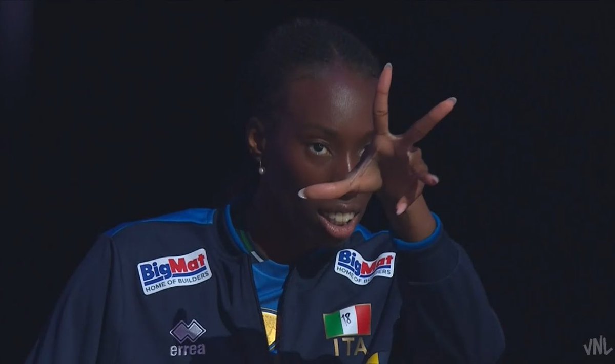 bishopsanatomy's tweet photo. Italia-Olanda out of context https://t.co/VVXJg3UEhA