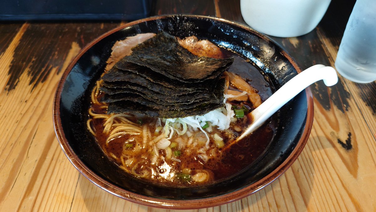 _itk_'s tweet photo. 八千代　ラーメンヨシベー八千代店
ヨシベーラーメン黒(マー油)　のり増し https://t.co/7zV7vNvhhZ
