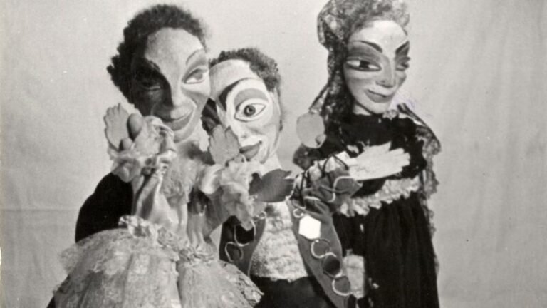 AitGijon's tweet photo. Radio Coctelera: El teatro de títeres durante la Guerra Civil Española

Radio Almaina

Esta semana te traemos la charla titulada: El teatro de títeres durante la Guerra Civil Española

Esta charla tuvo lugar durante las jornadas del Octubre Rojinegro de CNT-AIT Granada.

El evento se organizó como una Jornada Cultural en el Centro Social de Cuevas «Lxs Niñxs de la Noche». 

Entre las diversas actividades de concierto, taller de fanzines y espectáculo de títeres, se realizó también una charla sobre Los títeres durante la Guerra Civil Española, que impartió Rafa Segura, actor, escritor y director teatral. 

Desde hace un tiempo, Rafa ha comenzado a investigar sobre los títeres políticos durante el franquismo y las figuras históricas de estos espectáculos políticos en nuestro

país. La conferencia no se pudo grabar en su integridad, faltando la parte de su presentación y la explicación del autor de su metodología y fuentes.

https://t.co/bpdb69lydV

#MemoriaAnarquista