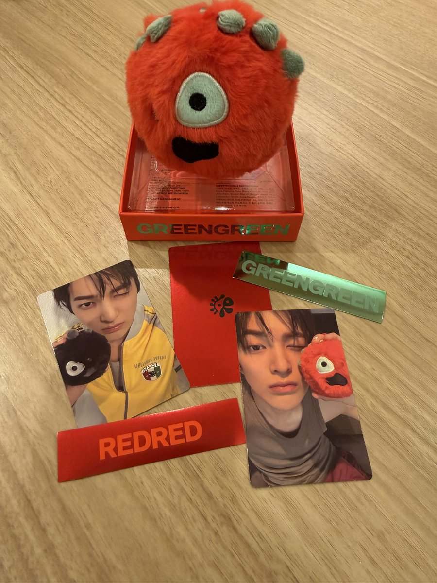 vboy_kh's tweet photo. コルボールランダム買ってんけど
色選ばせてくれて🔴❤️🟥にした🙌
スクラッチはゴノ自引きしました
redredやから赤背景で撮りたかったけどそんな物なくてパッと目についたのがメッセージ付の🇨🇦国旗やったからそれを背景に、、笑 https://t.co/jC8Japm4sY