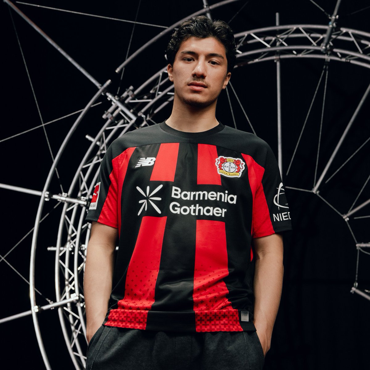 bayer04_es's tweet photo. Primera y segunda equipación. 𝑴𝒂𝒅𝒆 𝑰𝒏 𝑳𝒆𝒗. 🫡

#SomosBayer04 🖤❤️ https://t.co/NNTB0t6hkw