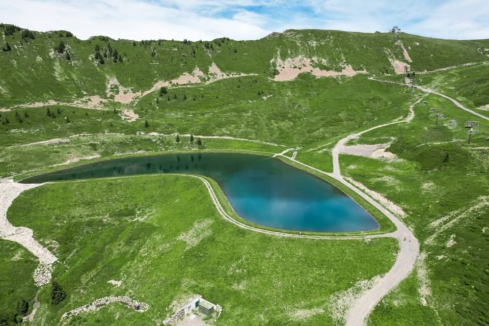 FLAINESki's tweet photo. Qui a déjà randonné jusqu'au magnifique Lac de Véret cet été ? C’est le spot idéal pour une pause fraîcheur bien méritée ! 🥾🌲 

Et surtout, un vrai coup de cœur pour la vue imprenable sur la Pointe Percée ! ⛰️🤩 https://t.co/fbqqSfj2WC