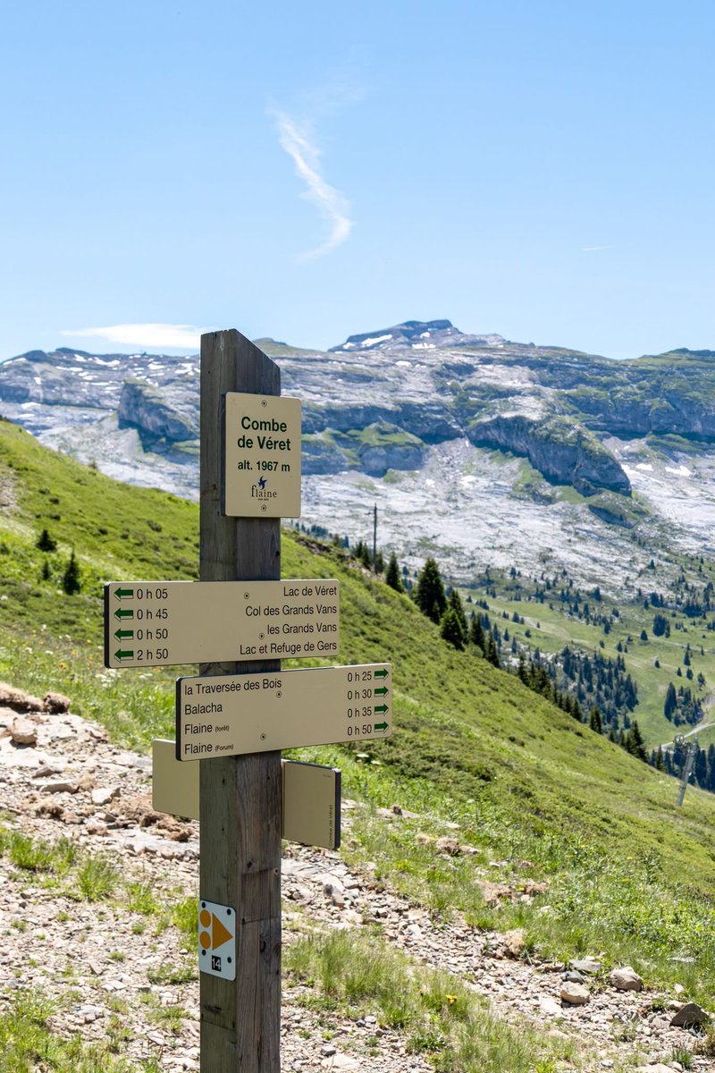 FLAINESki's tweet photo. Qui a déjà randonné jusqu'au magnifique Lac de Véret cet été ? C’est le spot idéal pour une pause fraîcheur bien méritée ! 🥾🌲 

Et surtout, un vrai coup de cœur pour la vue imprenable sur la Pointe Percée ! ⛰️🤩 https://t.co/fbqqSfj2WC