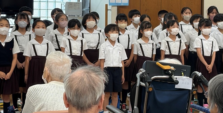 KyoaiES's tweet photo. 7月21日（火）4年　上毛の里訪問
１学期の総合のまとめとして、近くの特別養護老人ホーム「上毛の里」におじゃまして、施設見学や質問をさせていただきました。ホールで「君をのせて」の歌を聞いていただき、お年寄りから「かわいいね」「ありがとうね。」と、たくさんお声かけをいただきました。 https://t.co/bn62esTbc3