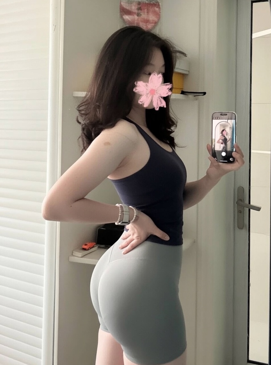 Abrisha14's tweet photo. 救命！屁股大到我自己都看不下去了… 太胖了真的会很苦恼啊，每天照镜子都在叹气 我都在怀疑减肥我真的可以吗？ https://t.co/U1y9c3hHud