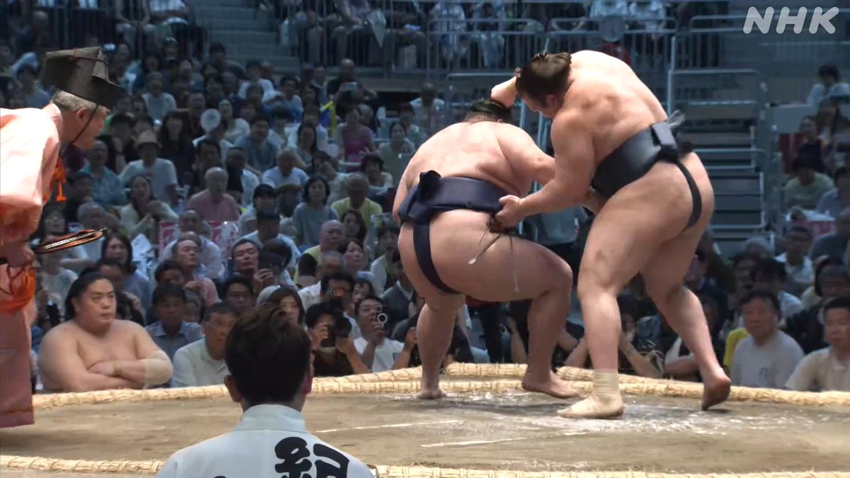 lesser55kk's tweet photo. 安青錦が10勝目を挙げたのは嬉しいのだがそれはそれとして、スローでは髷を掴んでるように見えるのだが、審判の誰も気づかなかったのだろうか…それとも生では一瞬のことであるがその一瞬で掴んでないと判断できたのであろうか…こういうのこそ確認の物言いをつけて説明してほしいものだのう…　#sumo https://t.co/kCegd9gaWB