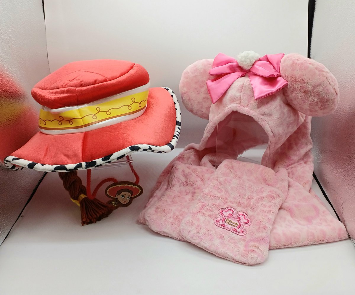 新入荷のディズニーグッズです。特にピンクのヒョウ柄ファンキャップ
