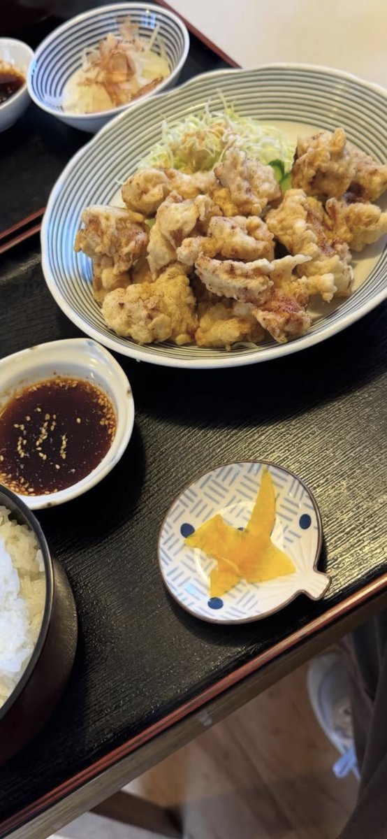 necomaru0402's tweet photo. 🍽️本日の夕食🍽️

久しぶりの📮✨なかなか…食欲がなくて…笑笑…

仕事終わりに…後輩君と…
とり天定食✨

いただきます…自分はおろしポン酢で…パクパク…

ご馳走様でした😋

ご飯をおかわりする余裕がない🤭

100いいね😊目指す✨ https://t.co/gKSJW4HsjV
