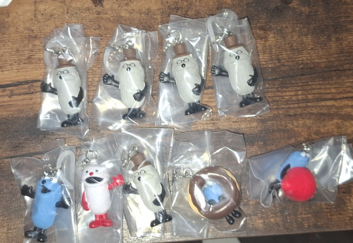 kon_678's tweet photo. 再販スンスンめじるしチャーム見つけたので回してきました
何か行列出来てるガチャがあってそっちに人が集中していたので待ちも無くコンプリート

ゾンゾン俺の事好きすぎだろ... https://t.co/xa1fEDfGY1