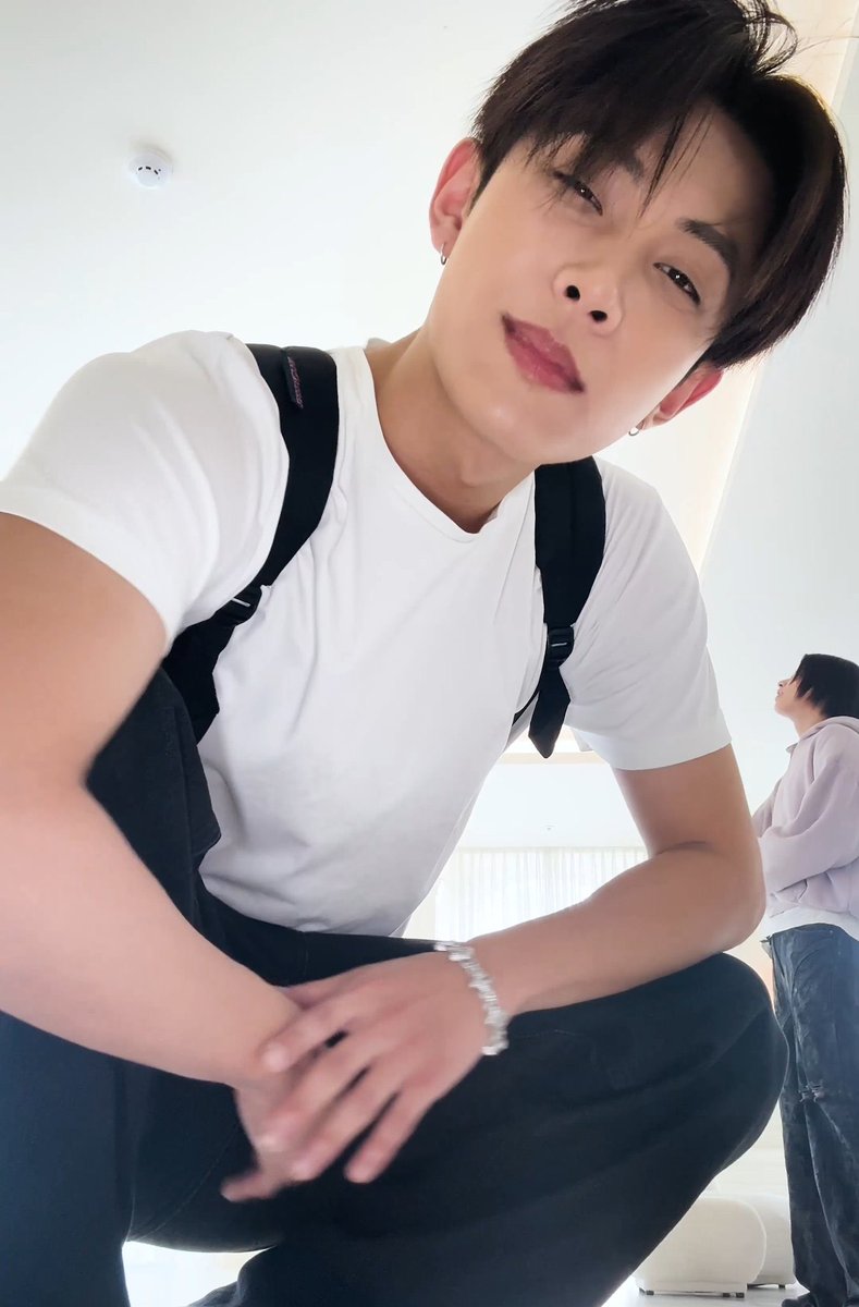 jasuov's tweet photo. หล่อชิบหาย รักหน้าสดผมไม่เซ็ตของมันจริง ๆ ㅠㅠ https://t.co/t7wXT0vDKQ