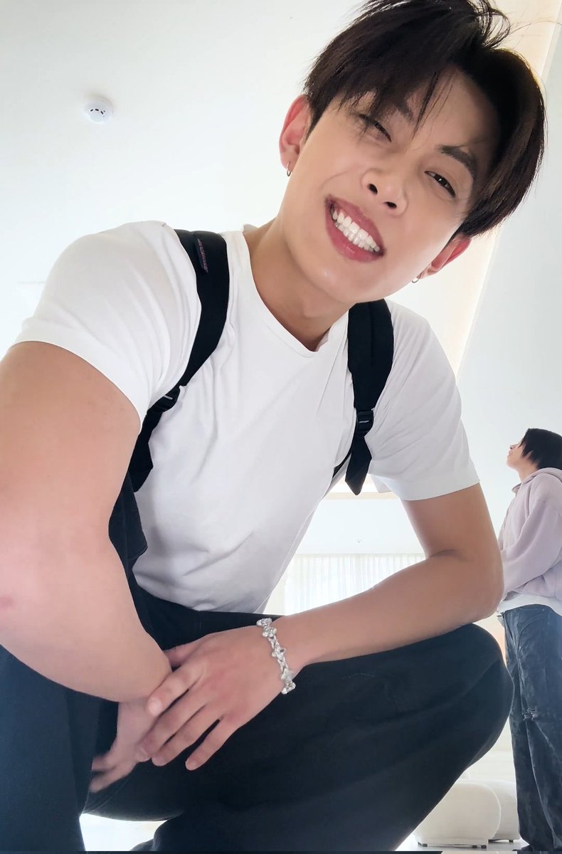 jasuov's tweet photo. หล่อชิบหาย รักหน้าสดผมไม่เซ็ตของมันจริง ๆ ㅠㅠ https://t.co/t7wXT0vDKQ