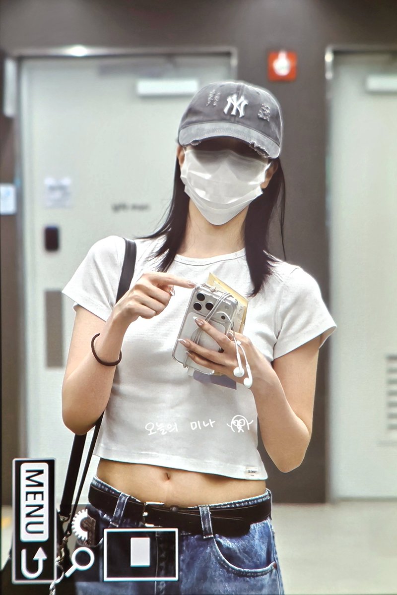 godmitzu's tweet photo. The little Ray-chan on Mina's phone case 🥹 https://t.co/7R8ZrnVFHv