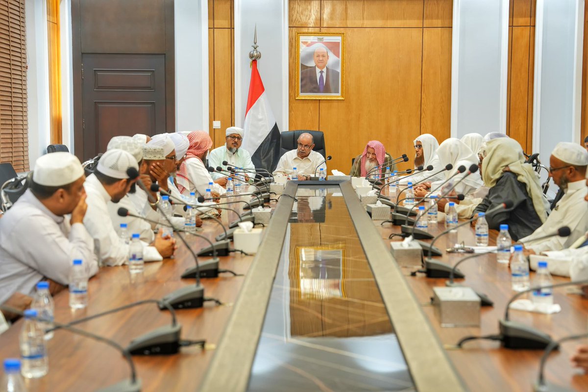 hadhramautauth's tweet photo. أكد عضو مجلس القيادة الرئاسي محافظ حضرموت سالم الخنبشي أهمية تعزيز الخطاب الديني الوسطي لمواجهة الفكر الحوثي الطائفي، مشددًا خلال لقائه العلماء والمشايخ والخطباء والدعاة وأئمة المساجد بمدينة المكلا على ضرورة توحيد الجبهة الداخلية وترسيخ اللحمة الحضرمية لمواجهة التحديات، كما أكد استمرار جهود السلطة المحلية لتحسين الخدمات، وفي مقدمتها الكهرباء، ومواصلة العمل مع مجلس القيادة الرئاسي والحكومة لاستعادة مؤسسات الدولة وتحقيق الأمن والاستقرار وخدمة المواطنين.