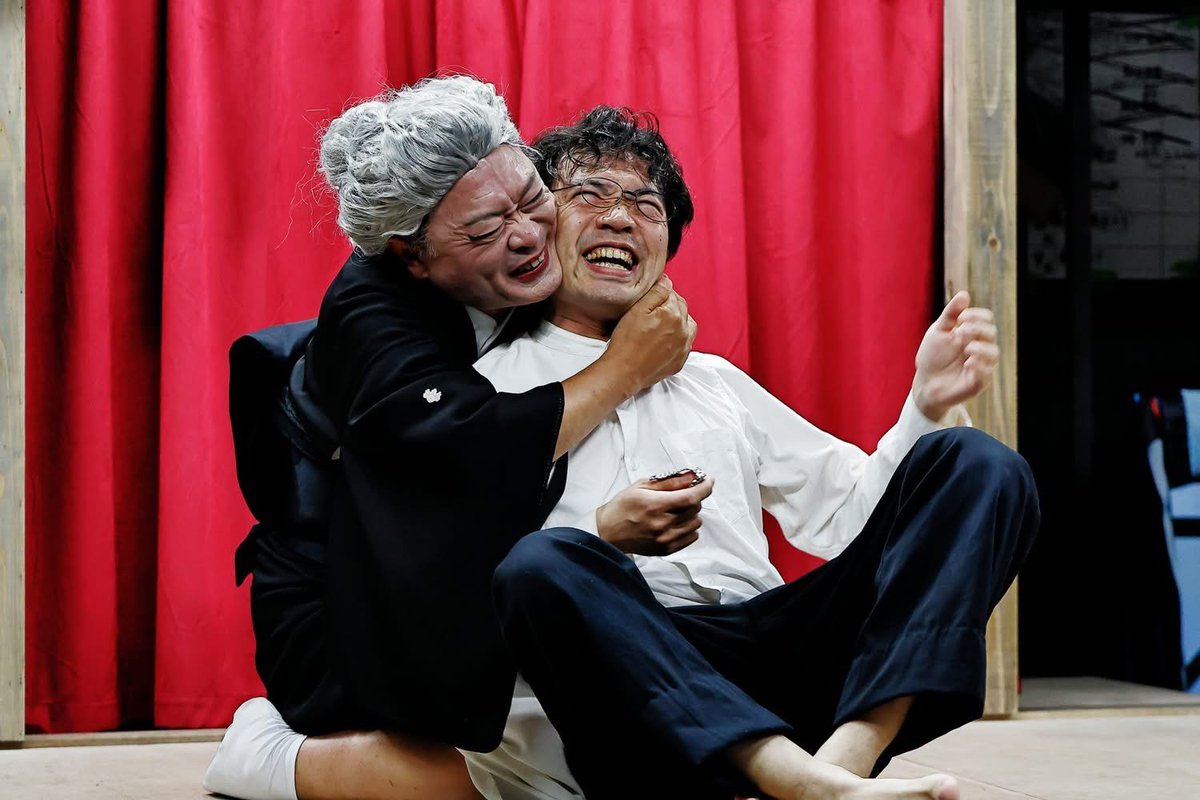 730c_r's tweet photo. 流山児★事務所
青森県のせむし男
ザムザ阿佐谷

無事に終わりました。ご来場のお客様、ありがとうございました。関係者の皆様お疲れさまでしたありがとうございました。
１つにならなくていい私たちが１つの作品に向かう尊さを今回も感じる事ができました。顔で笑って背中で汗かいて

撮影：横田敦史 https://t.co/mIjLboRazr