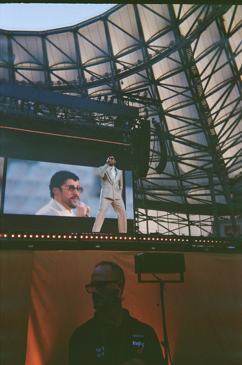 winprimrose's tweet photo. les photos prises pendant le concert de Bad Bunny avec l’appareil jetable ✨incroyables✨ https://t.co/5ATlxCZiNZ