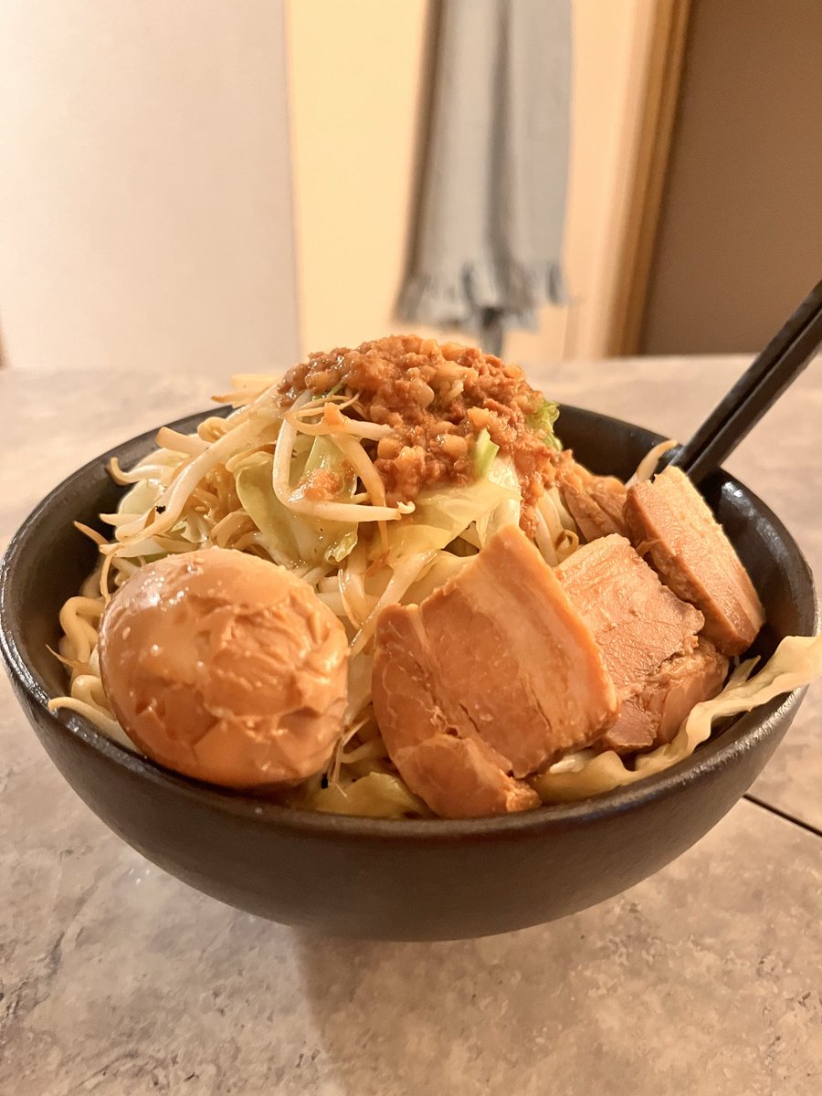Nachancooking's tweet photo. スープとチャーシューと煮卵作って
二郎系風のラーメン🍜

#おうちごはん
#自炊 https://t.co/vGh8HTAEtb