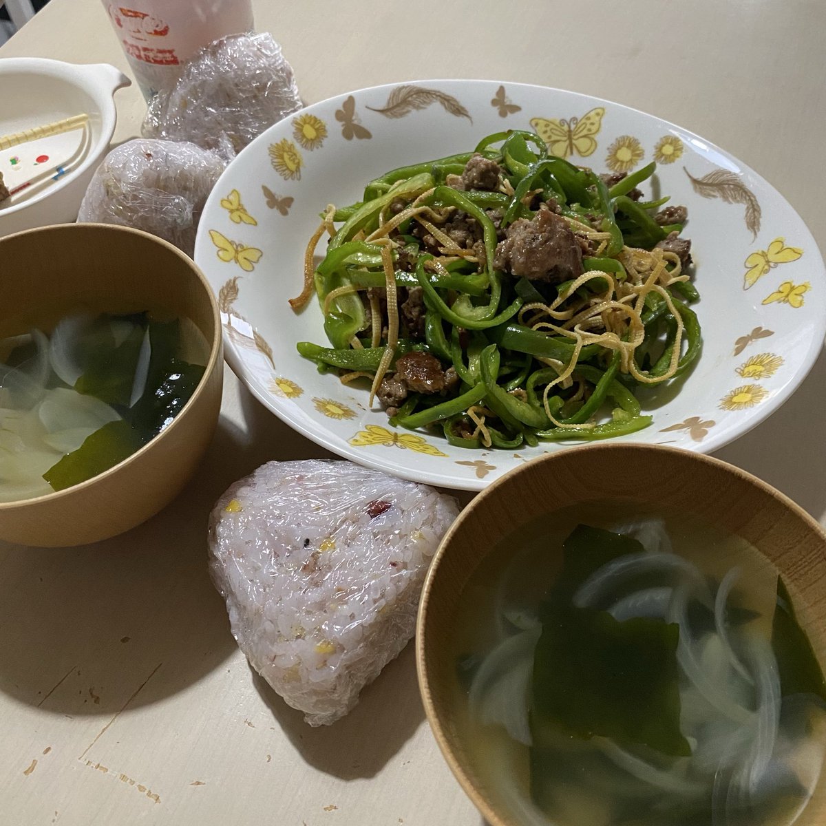 tatuki129's tweet photo. 夏休みの宿題に三角おにぎりを握るがあるので今日はおにぎりと青椒肉絲もどき https://t.co/aveqJI95BW