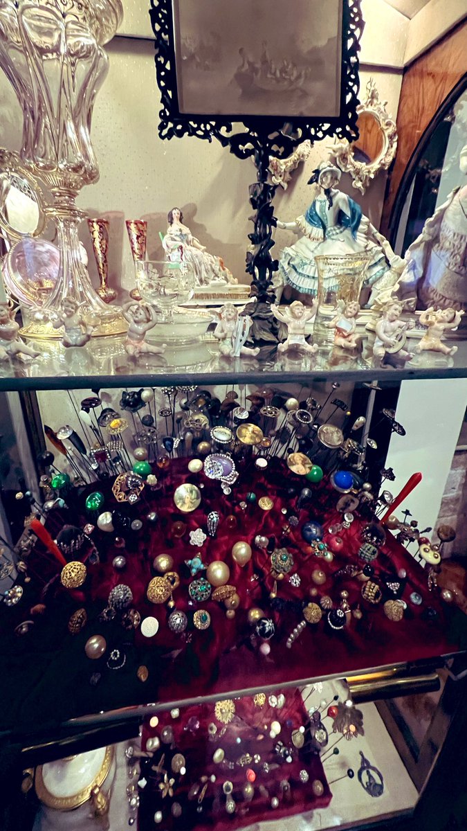 renonremon's tweet photo. バルセロナに強烈な場所を発見✨👑
フレデリック・マレス博物館。
ここはコレクター気質のモノマニアには絶対おすすめしたい狂気に満ちた博物館です。

彫刻家として宗教彫刻や公共記念像を手がけたフレデリック・マレスが幼少期から80年以上に渡って集め続けた彫刻を中心とした5万点以上の膨大なコレクション。

特に中世から19世紀の木彫の宗教芸術がすさまじく、国宝級の聖母子像だけで何十種類も見ることが出来ます。

さらに最上階には、扇子、パイプ、時計、灰皿、自動人形、カード、よく分からないコラージュ作品など「なんでそんなものを？」と思わされるものまで膨大な数コレクションされていて、ここまで来るともう何のことだか分かりません。

これをたった一人で、財産や収入をすべて注ぎ込んで集め続けたことに心が震えます。家族も友人も誰も止めようとしなかったことが素晴らしい。

スペイン内戦後に教会などの宗教芸術を一度新しく取り替えることが流行った時期があり、その幸運な時期に今ではもうほとんど市場に出回らず、買うことも出来ない国宝級の宗教芸術を買い集めて回ったそうです。

自分も叶うことならば、いつか、いつか15世紀以前のヨーロッパの宗教芸術をこの手にしてみたい。家に置いて毎日触れて眺めていたい。その自分の願いを何百倍もの規模で実現しているものすごい男、フレデリック・マレス。

意外とマドリードのラストロみたいな蚤の市でも探し回って集めてたみたいで、自分もまだ夢を持って世界中の蚤の市を探していこうと思います。
