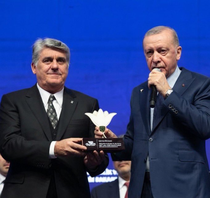 captaintrossard's tweet photo. Cumhurbaşkanı Recep Tayyip Erdoğan, ülke tanıtımı adına önemli olan Mohamed Salah için Serdal Adalı'dan bilgi aldı.

(Doğan Gündoğdu) https://t.co/rAxDS5w4gZ