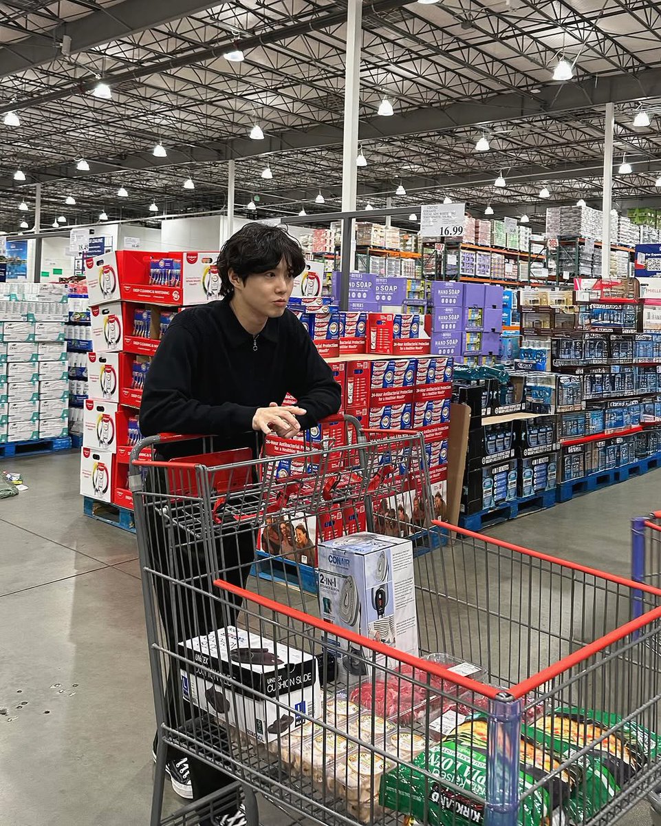 indiesh2o's tweet photo. costco date with junmyeon https://t.co/8LzjWzyffG