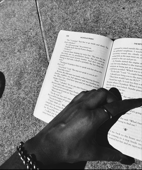 Mubaxee007's tweet photo. A reader may forget a character's name.
They may forget a scene.
But they'll always remember how your story made them feel.
Write for the heart, not just the page.

#WritingCommunity #AmWriting #BetaReader #BookCommunity #Readers #Authors #WritingTips https://t.co/AjQDRR733G