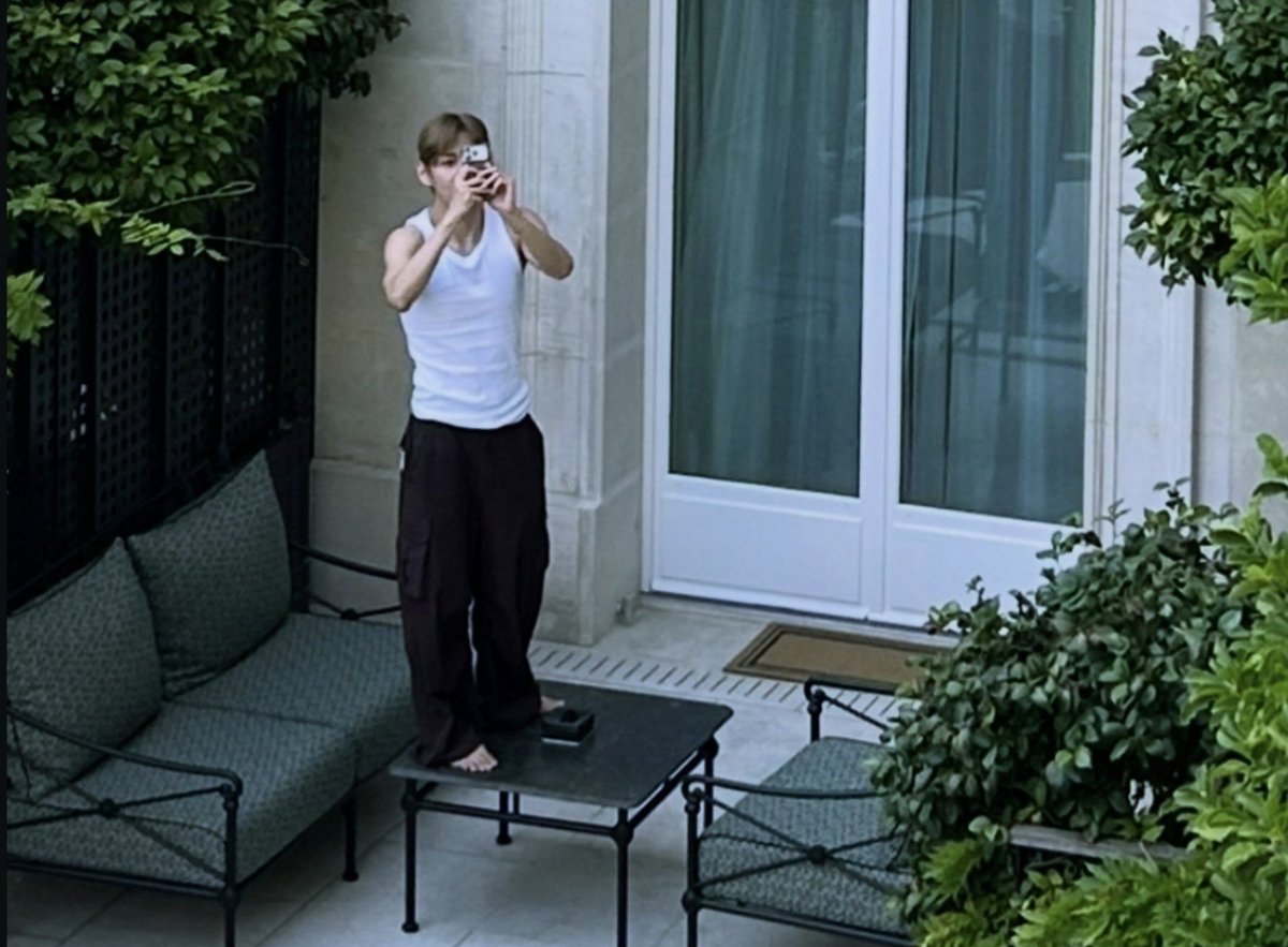myyouwithjk's tweet photo. kim photographer 📷 https://t.co/P372wdRvdF