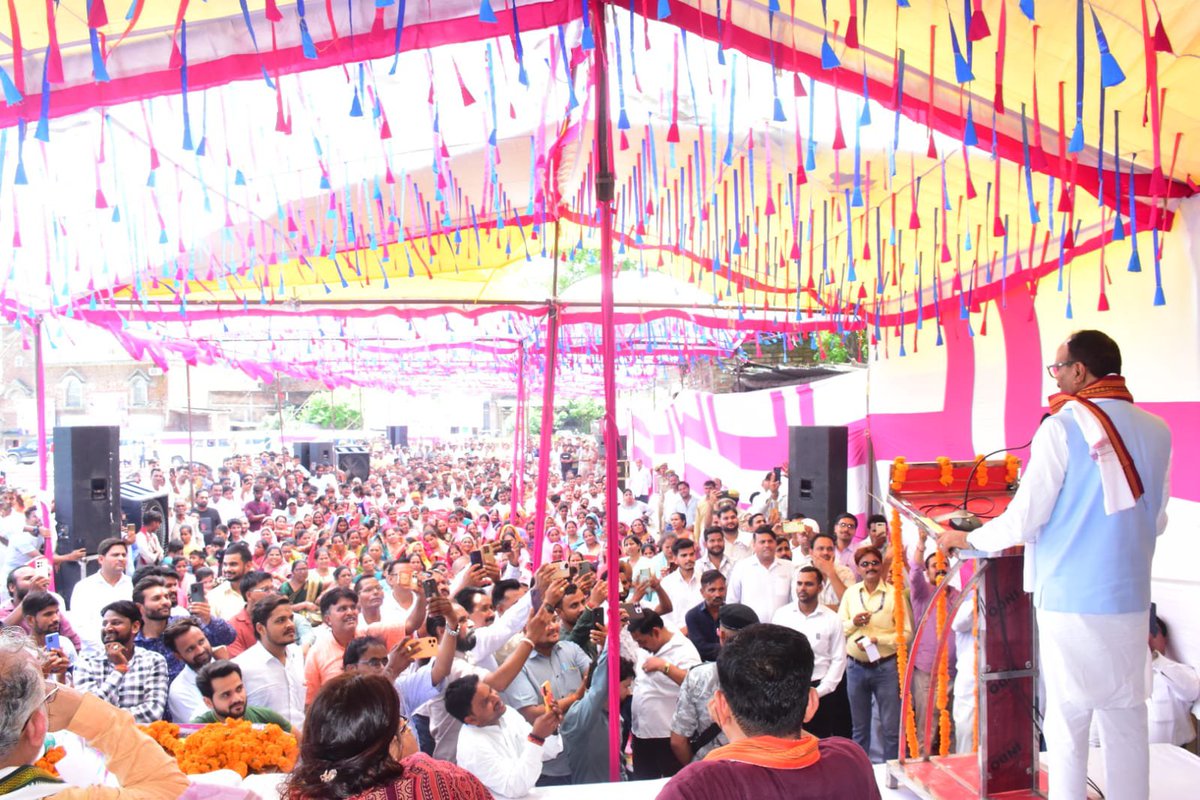 brajeshpathakup's tweet photo. आज जनपद शाहजहांपुर के परशुराम पुरी विधानसभा क्षेत्र स्थित भगवान विष्णु जी के छठवें अवतार श्री परशुराम जी के भव्य मंदिर परिसर में आयोजित जनसभा को संबोधित करते हुए। 

इस अवसर पर मा० मंत्री, उत्तर प्रदेश सरकार श्री सुरेश कुमार खन्ना जी, जिलाध्यक्ष, भाजपा, शाहजहांपुर श्री के०सी० मिश्रा जी, मा० विधायक श्री हरि प्रकाश वर्मा जी, ब्लॉक प्रमुख, मिर्जापुर श्री प्रियांशु रघुवंशी जी, जिला महामंत्री श्री सत्येंद्र गुप्ता जी, जिला उपाध्यक्ष श्री विजय मोहन मिश्रा जी, जिला उपाध्यक्ष श्री जितेंद्र प्रताप सिंह जी, श्री दिनेश मिश्रा जी, श्री अजय प्रताप सिंह जी एवं अन्य गणमान्यजन उपस्थित रहे। 

@BJP4India
@BJP4UP 
@SureshKKhanna