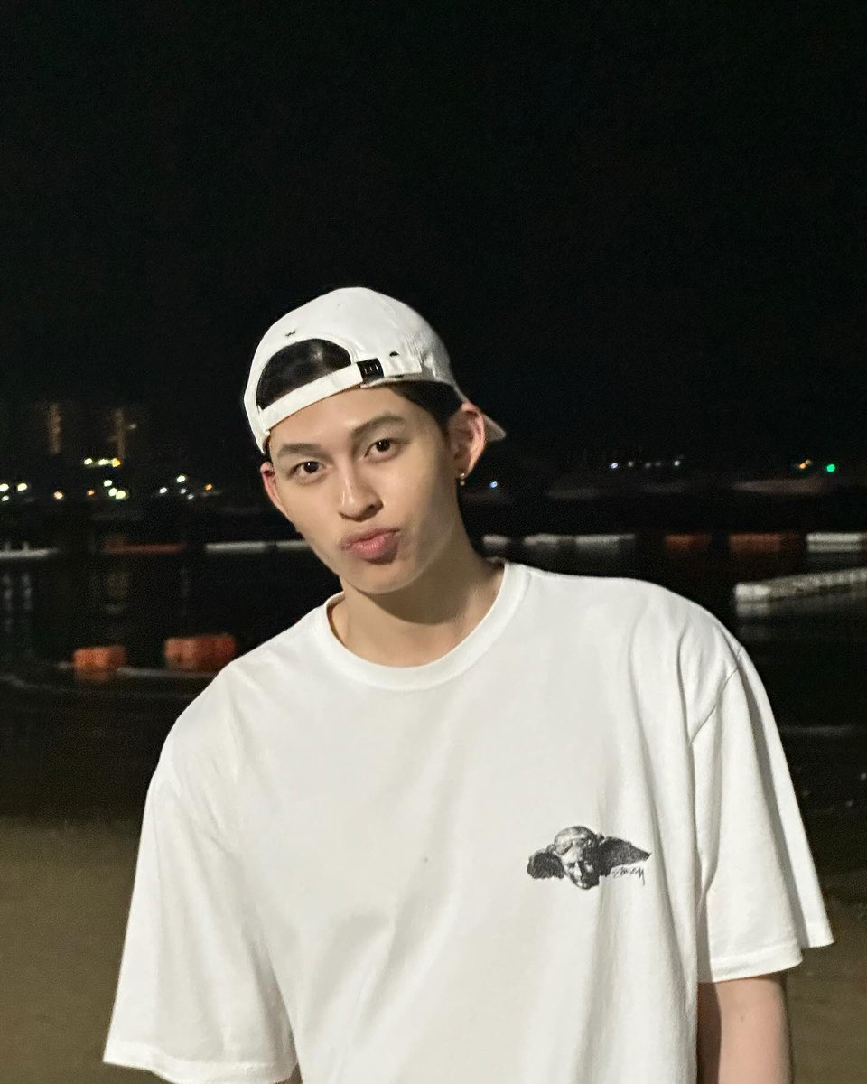 pondreams's tweet photo. ppnaravit in a snapback 🚬🚬🚬🚬🚬🚬 https://t.co/dMdE2noz5g