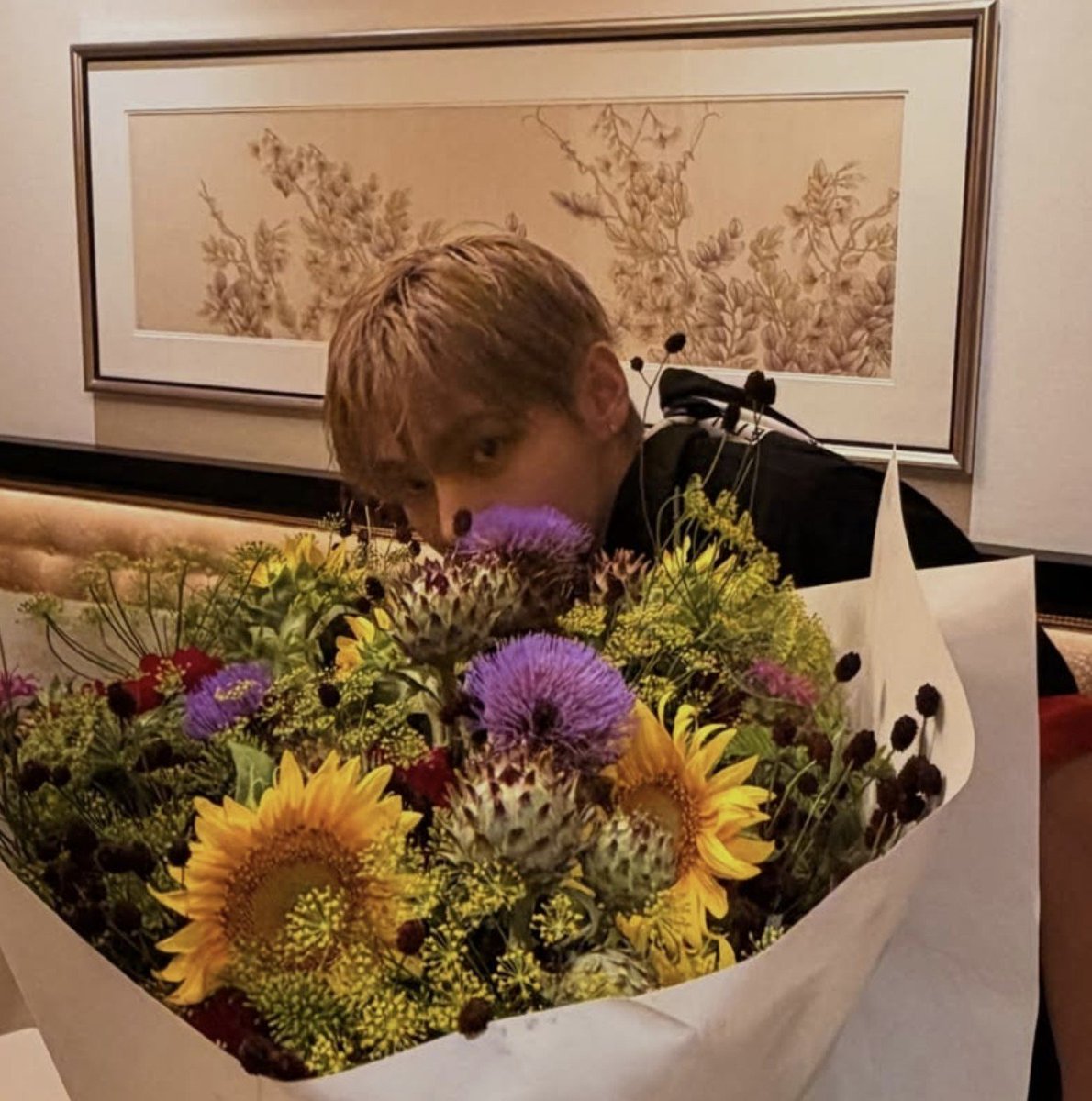 myyouwithjk's tweet photo. floVer boy 🌻 https://t.co/RKUTFoLCXu