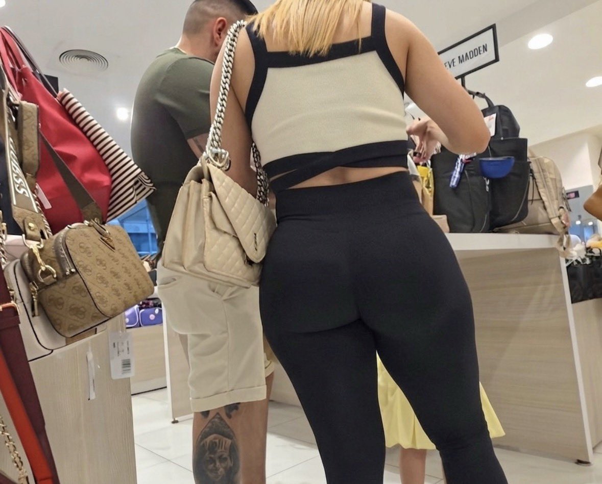 Yutia88's tweet photo. Thick Latina MILF candid ☺️
#candid #candidass #creepshot https://t.co/KjUChafuLM