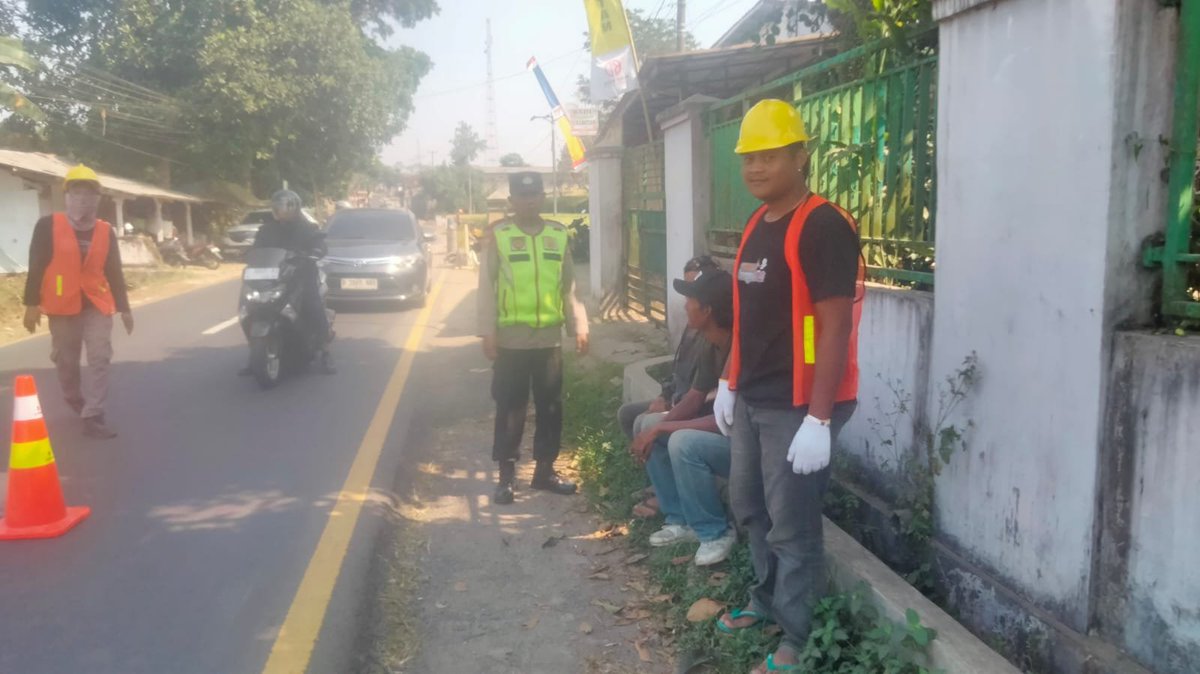 Humas_Sekcslk's tweet photo. Kegiatan Patroli Dialogis dan Himbauan kamtibmas Kepada Warga Masyarakat di Desa Darmaga Kec. Cisalak Kab. Subang. https://t.co/6ovudQU8Kc